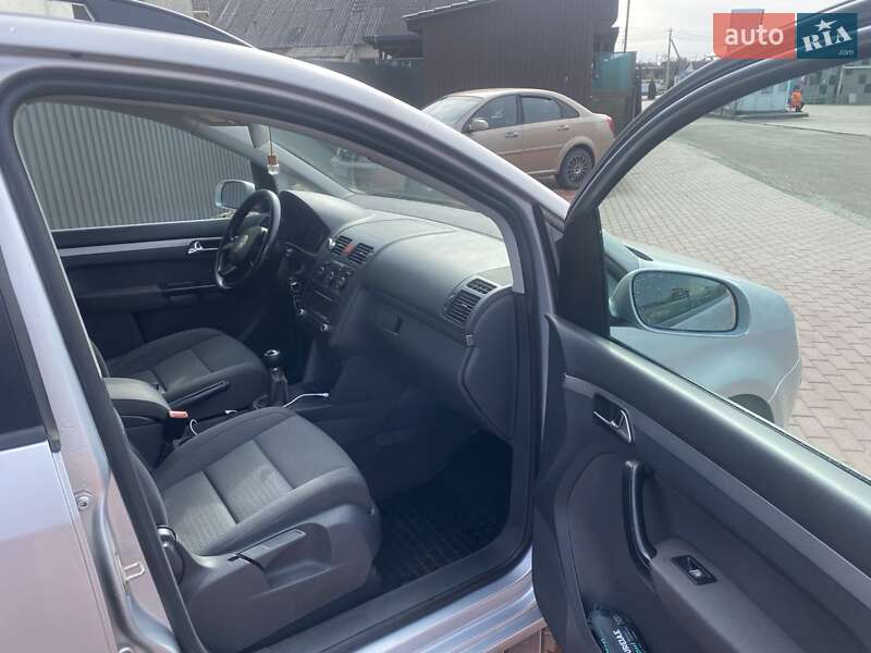 Минивэн Volkswagen Touran 2005 в Сарнах