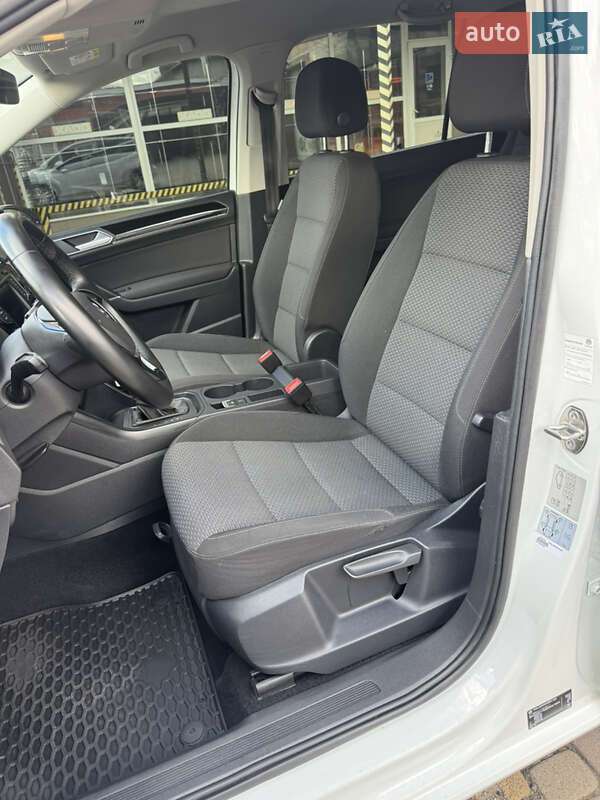 Микровэн Volkswagen Touran 2016 в Сваляве