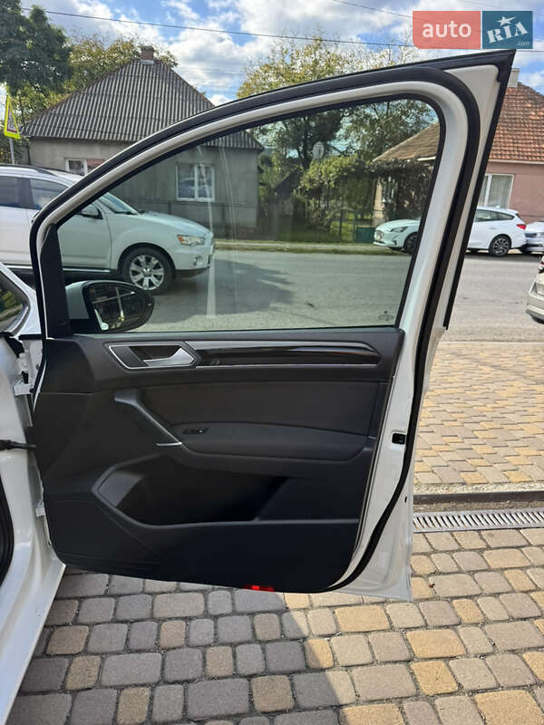 Микровэн Volkswagen Touran 2016 в Сваляве