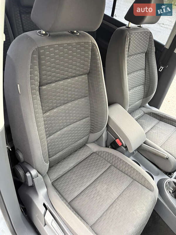 Минивэн Volkswagen Touran 2007 в Дубно