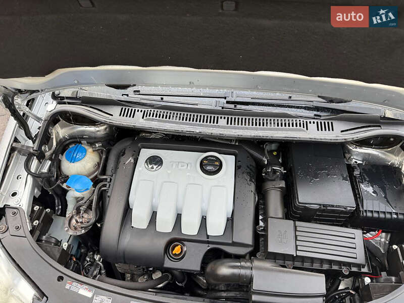 Минивэн Volkswagen Touran 2007 в Дубно