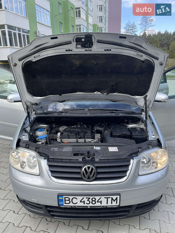 Минивэн Volkswagen Touran 2006 в Новояворовске