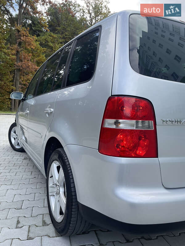 Минивэн Volkswagen Touran 2006 в Новояворовске