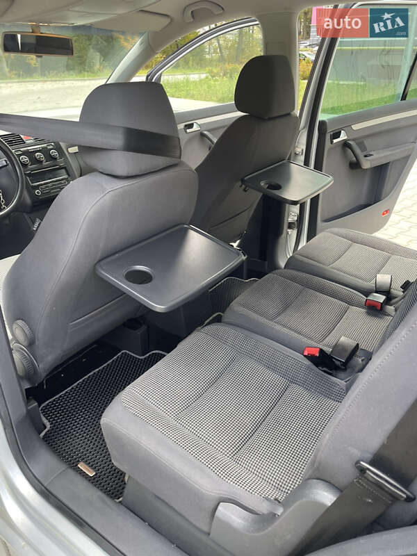 Минивэн Volkswagen Touran 2006 в Новояворовске