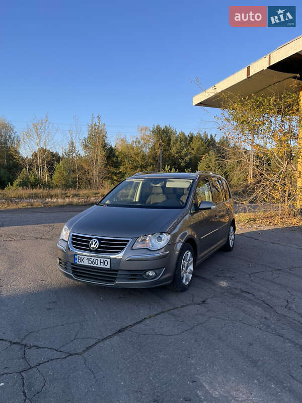 Минивэн Volkswagen Touran 2008 в Сарнах