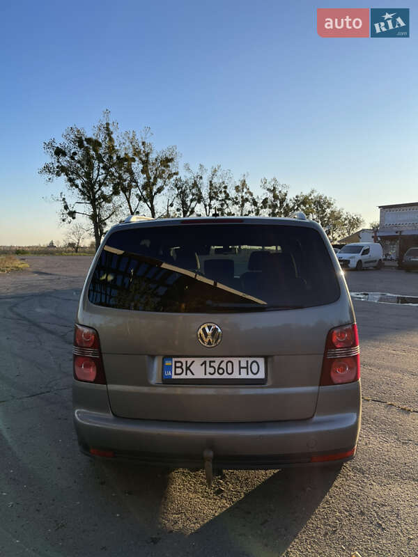 Минивэн Volkswagen Touran 2008 в Сарнах