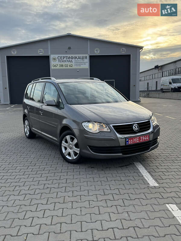 Минивэн Volkswagen Touran 2007 в Нововолынске