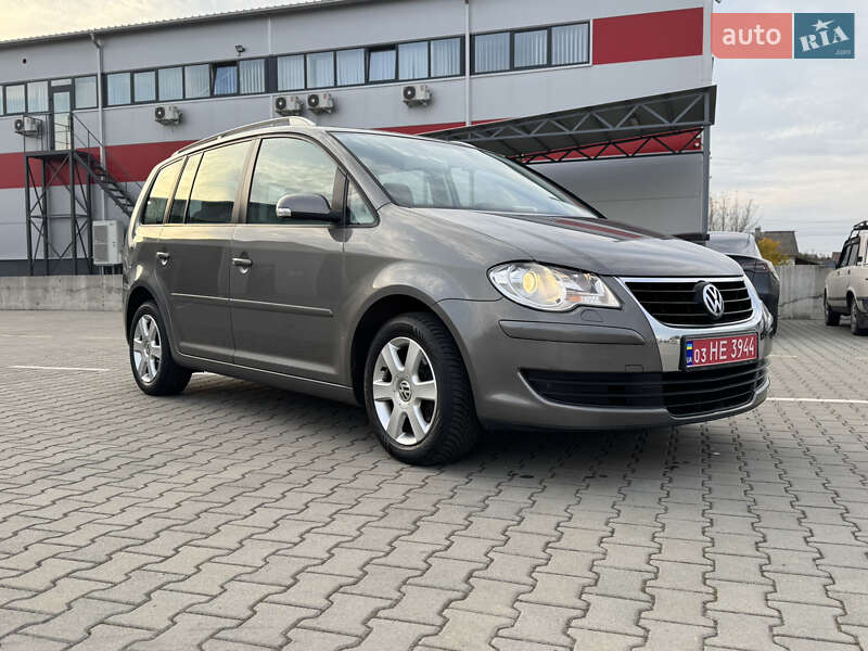 Минивэн Volkswagen Touran 2007 в Нововолынске
