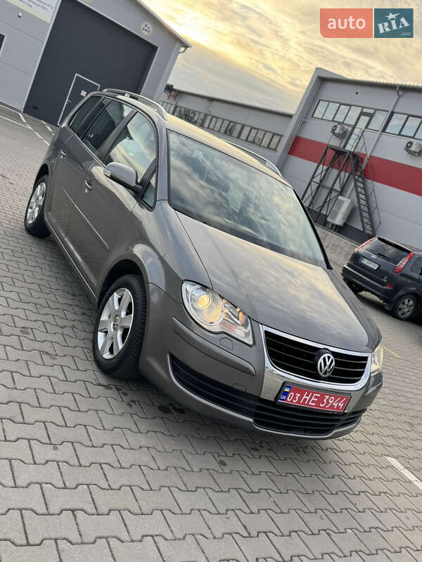 Минивэн Volkswagen Touran 2007 в Нововолынске