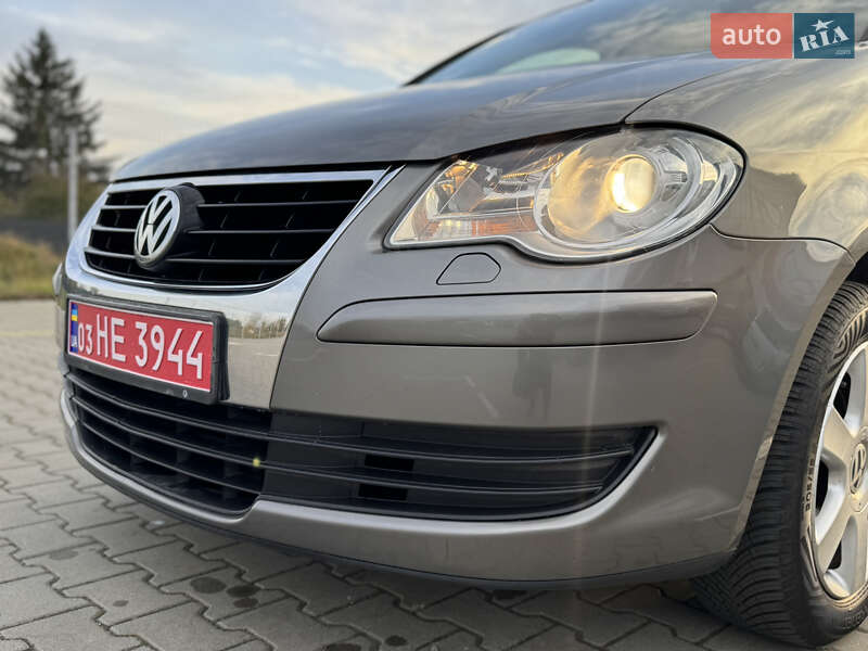 Минивэн Volkswagen Touran 2007 в Нововолынске