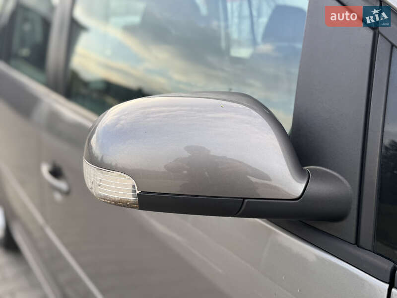 Минивэн Volkswagen Touran 2007 в Нововолынске