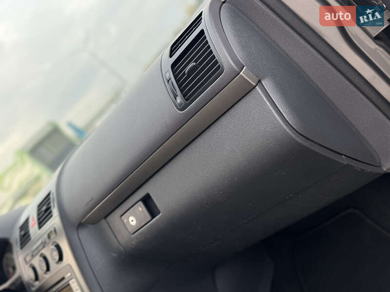 Минивэн Volkswagen Touran 2007 в Нововолынске