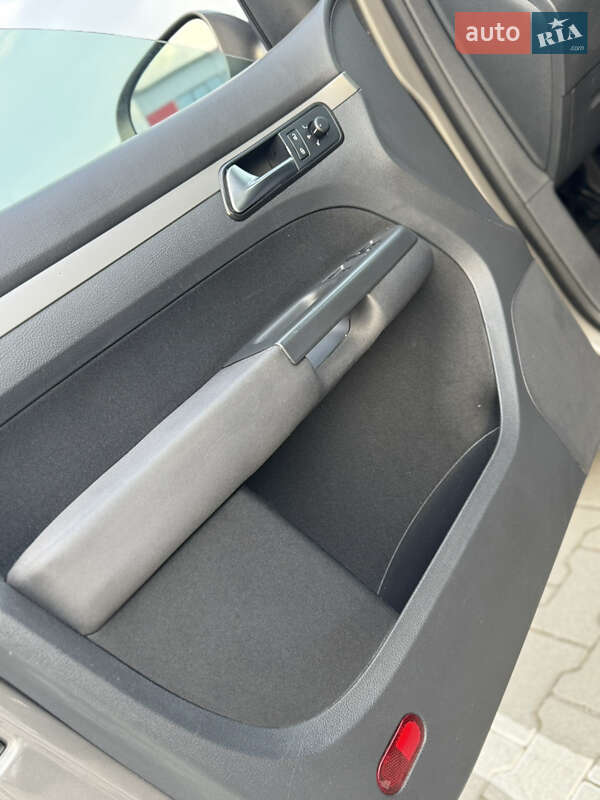 Минивэн Volkswagen Touran 2007 в Нововолынске