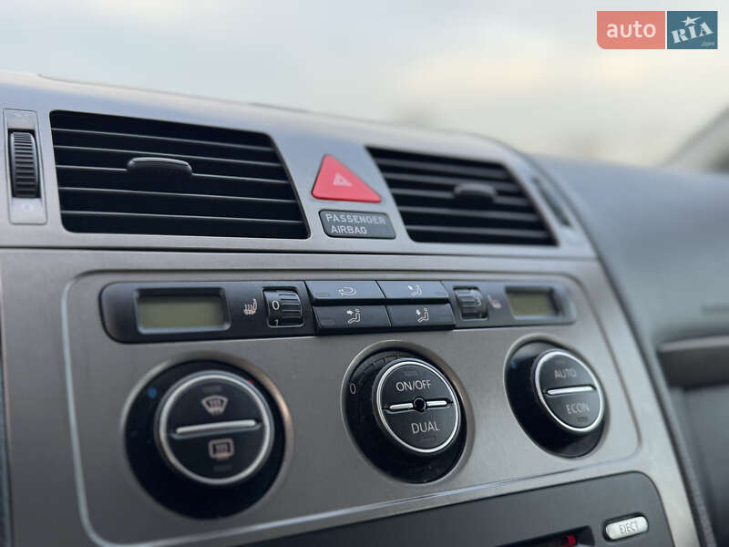 Минивэн Volkswagen Touran 2007 в Нововолынске