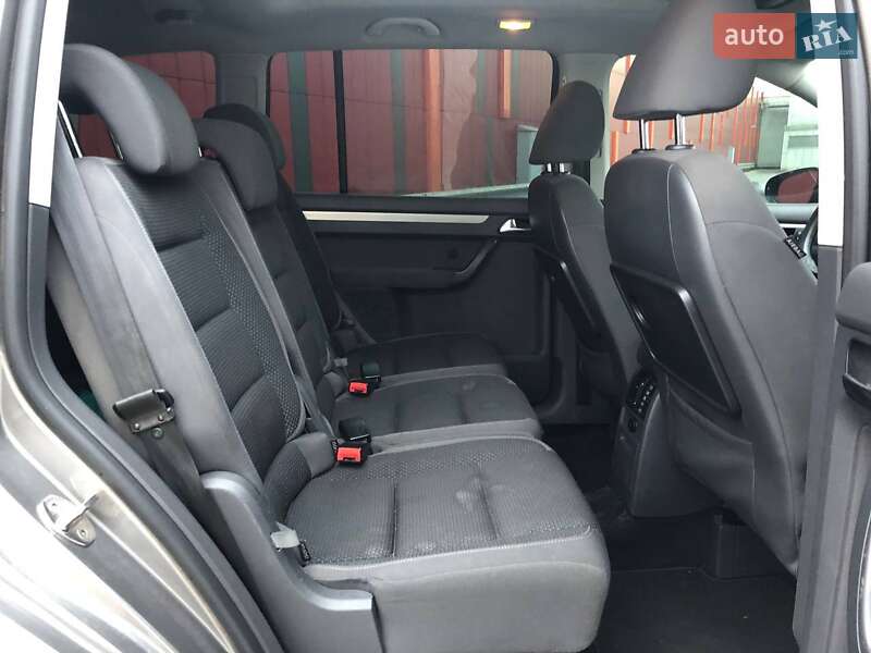 Мінівен Volkswagen Touran 2010 в Києві