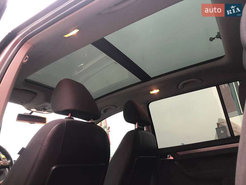 Мінівен Volkswagen Touran 2010 в Києві