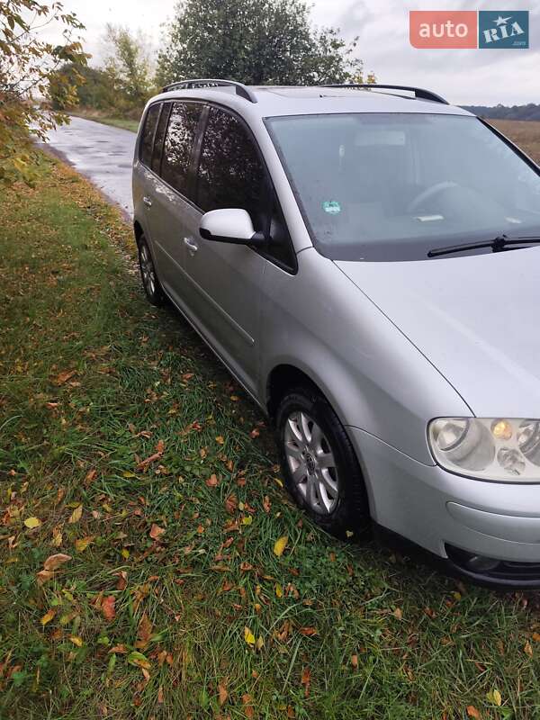 Минивэн Volkswagen Touran 2003 в Ахтырке