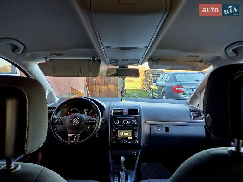 Минивэн Volkswagen Touran 2015 в Сваляве