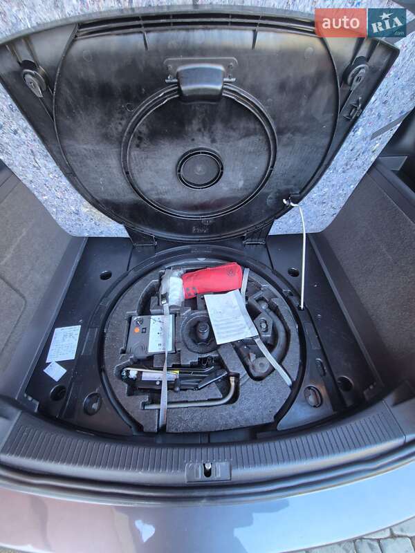 Минивэн Volkswagen Touran 2015 в Сваляве