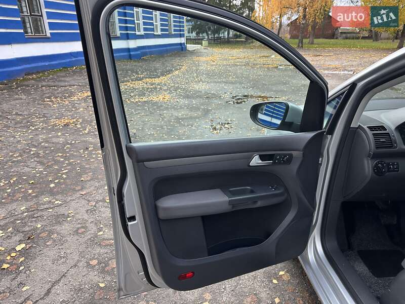 Минивэн Volkswagen Touran 2010 в Лебедине
