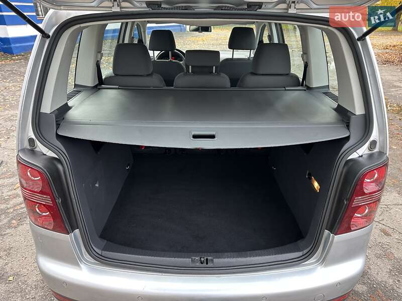 Минивэн Volkswagen Touran 2010 в Лебедине