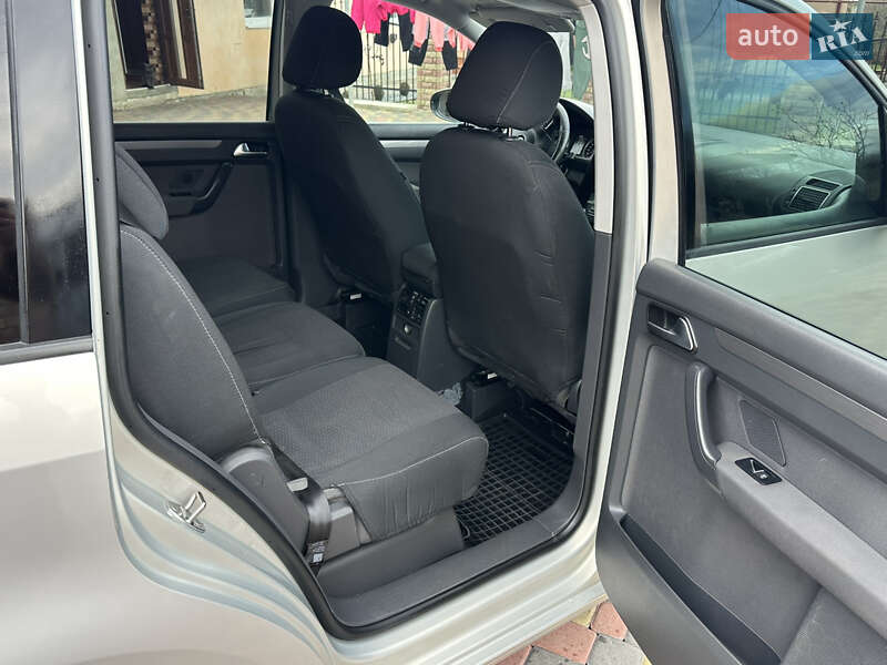 Минивэн Volkswagen Touran 2011 в Брошневе-Осаде