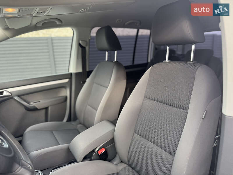 Минивэн Volkswagen Touran 2012 в Дубно