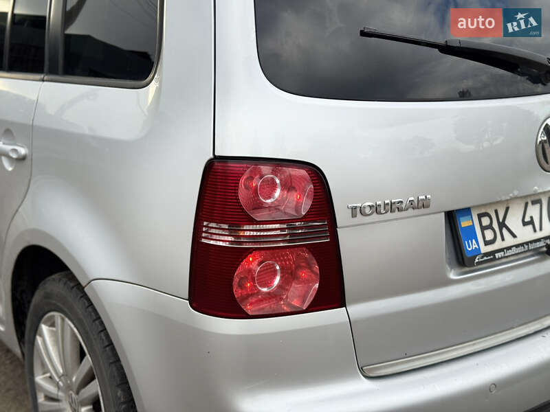 Минивэн Volkswagen Touran 2007 в Сарнах