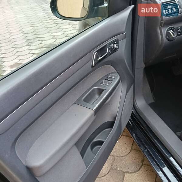 Минивэн Volkswagen Touran 2011 в Звягеле