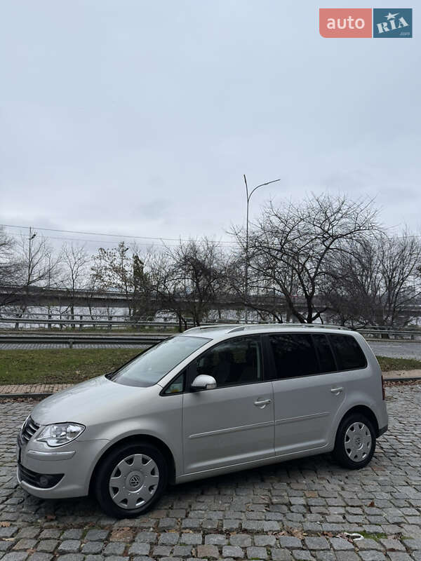 Минивэн Volkswagen Touran 2009 в Киеве