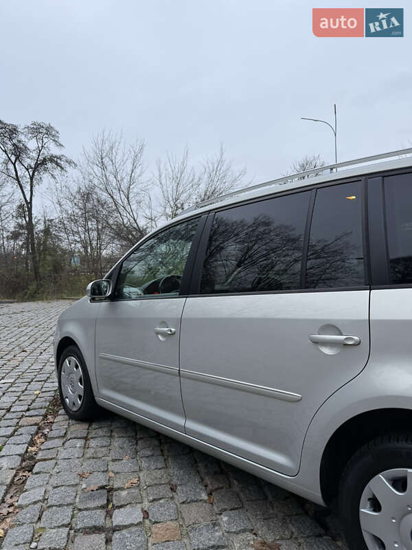 Минивэн Volkswagen Touran 2009 в Киеве