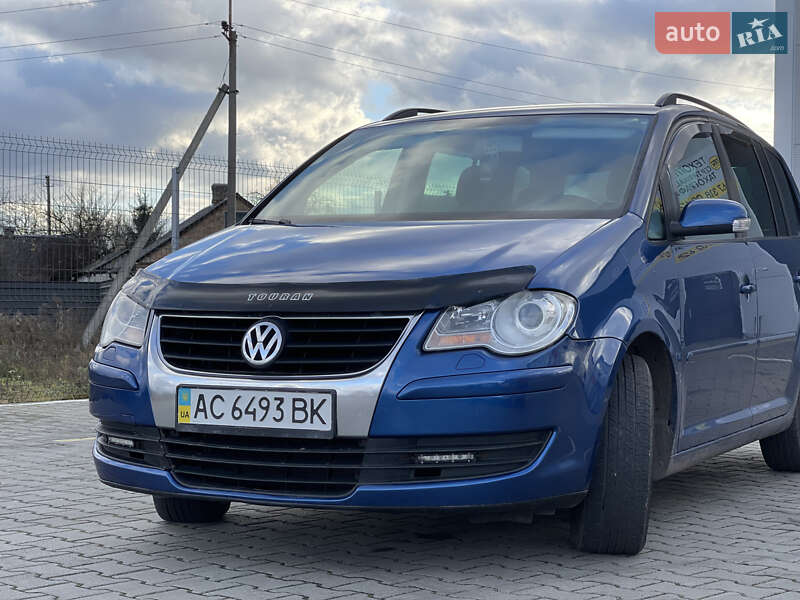Минивэн Volkswagen Touran 2007 в Нововолынске