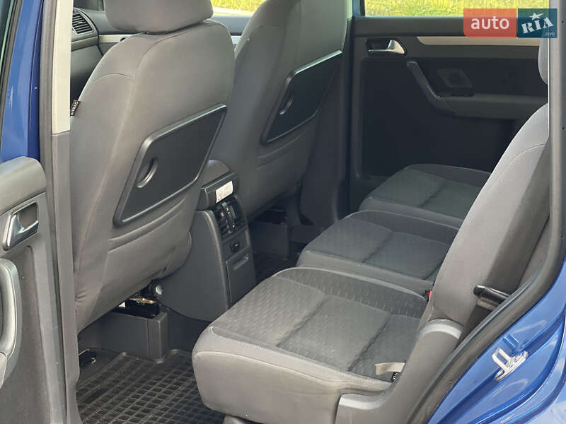 Минивэн Volkswagen Touran 2007 в Нововолынске