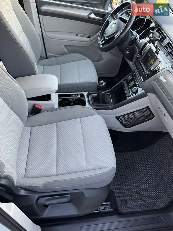 Микровэн Volkswagen Touran 2015 в Виноградове