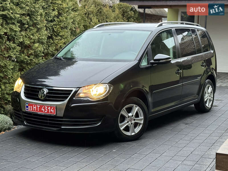 Минивэн Volkswagen Touran 2010 в Дубно