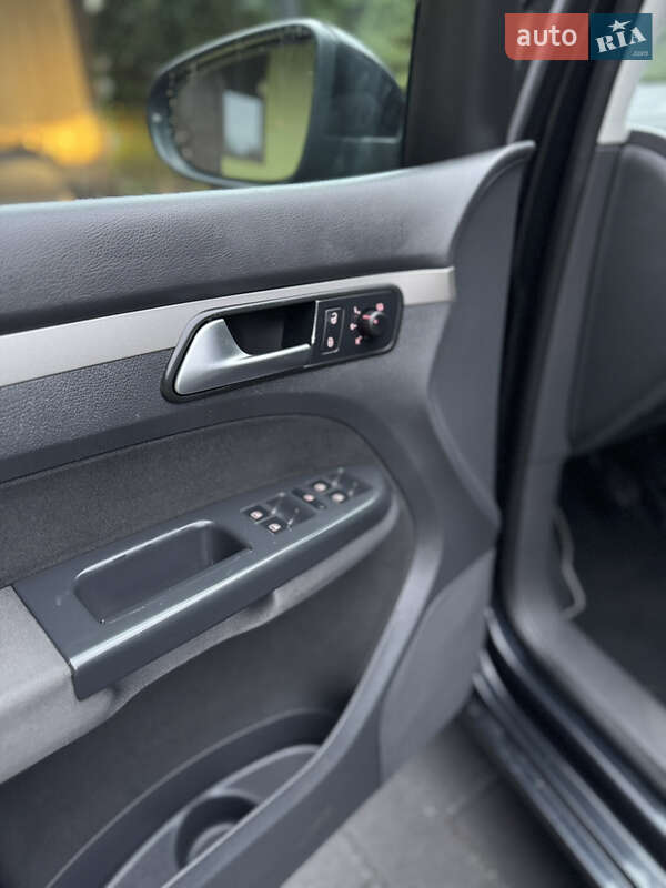 Минивэн Volkswagen Touran 2010 в Дубно