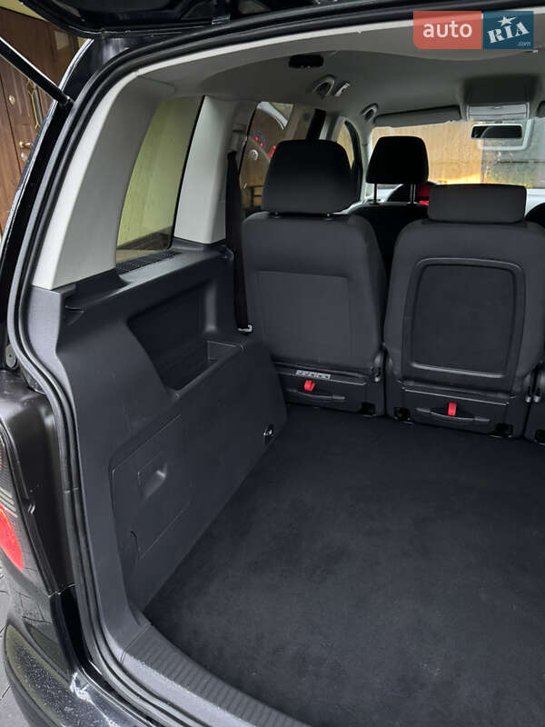 Минивэн Volkswagen Touran 2010 в Дубно