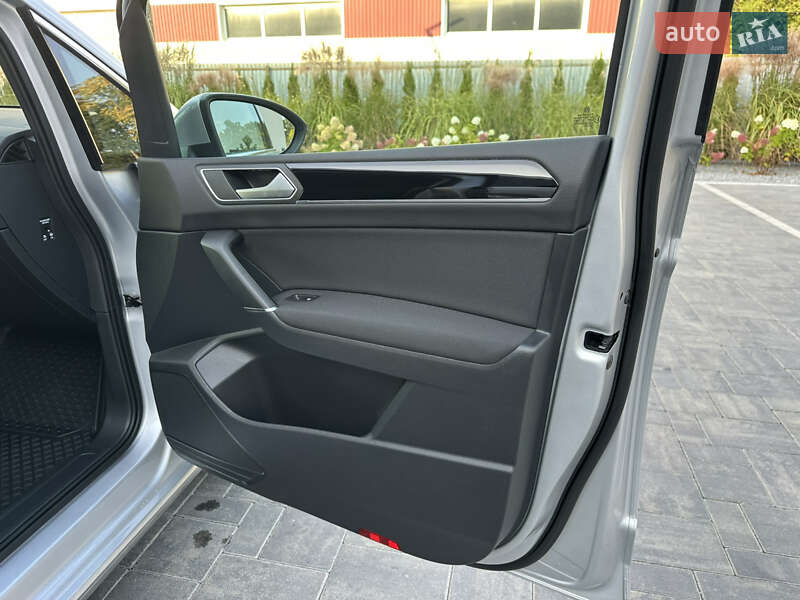 Микровэн Volkswagen Touran 2020 в Луцке