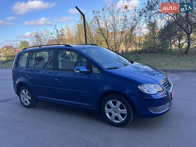 Минивэн Volkswagen Touran 2008 в Сарнах