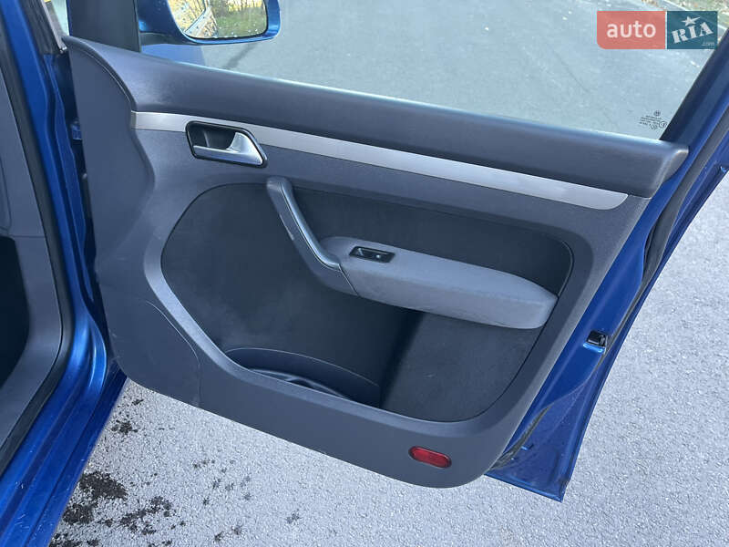 Минивэн Volkswagen Touran 2008 в Сарнах