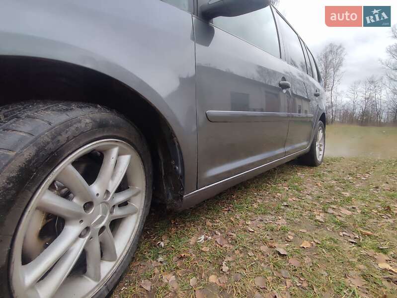 Минивэн Volkswagen Touran 2004 в Ратным