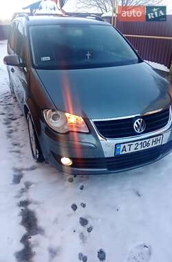 Минивэн Volkswagen Touran 2007 в Надворной