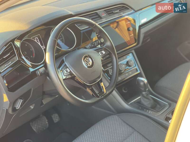 Микровэн Volkswagen Touran 2018 в Ужгороде