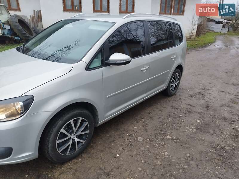 Мінівен Volkswagen Touran 2011 в Чернівцях