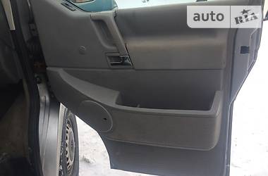 Вантажопасажирський фургон Volkswagen Transporter 2000 в 