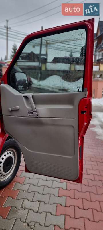 Минивэн Volkswagen Transporter 2000 в Косове