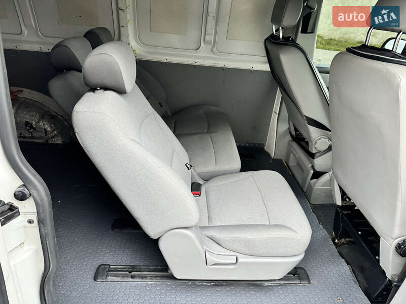 Грузовой фургон Volkswagen Transporter 2011 в Стрые