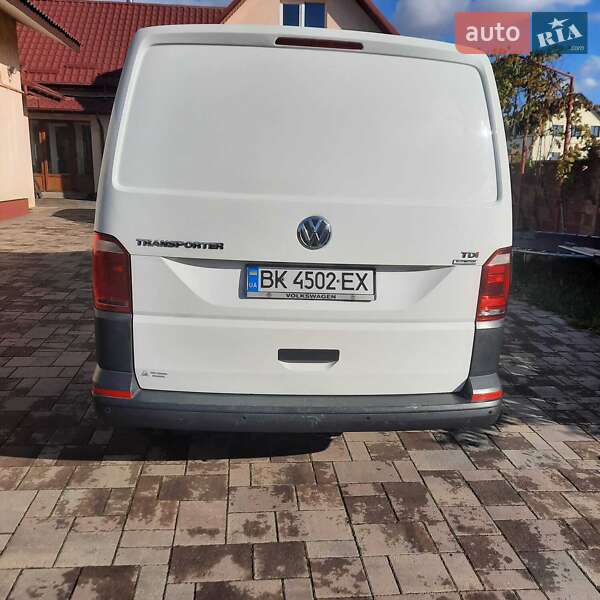 Грузовой фургон Volkswagen Transporter 2015 в Ровно