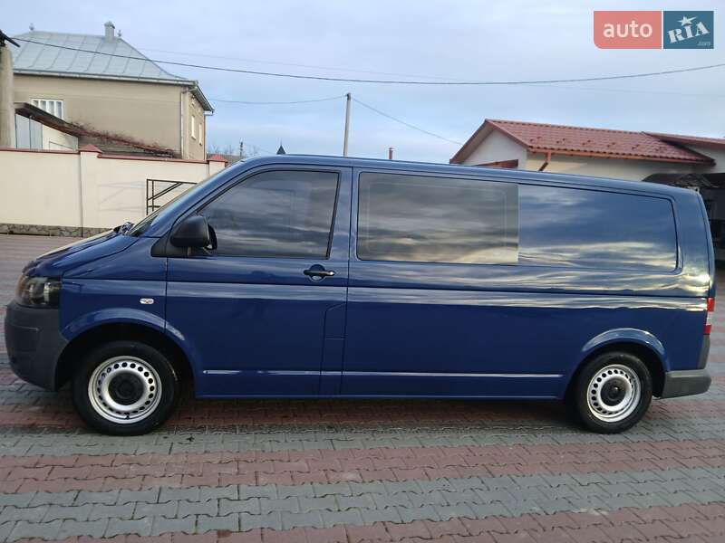 Вантажний фургон Volkswagen Transporter 2011 в Чернівцях