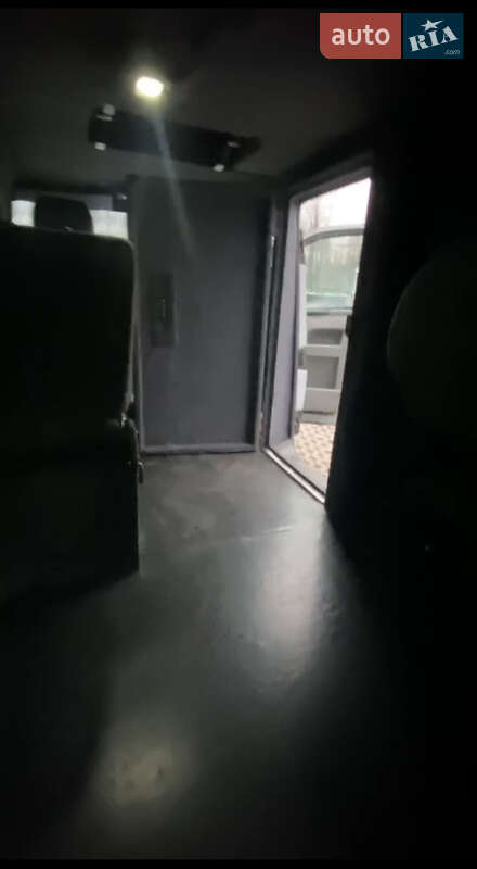 Вантажний фургон Volkswagen Transporter 2006 в Харкові